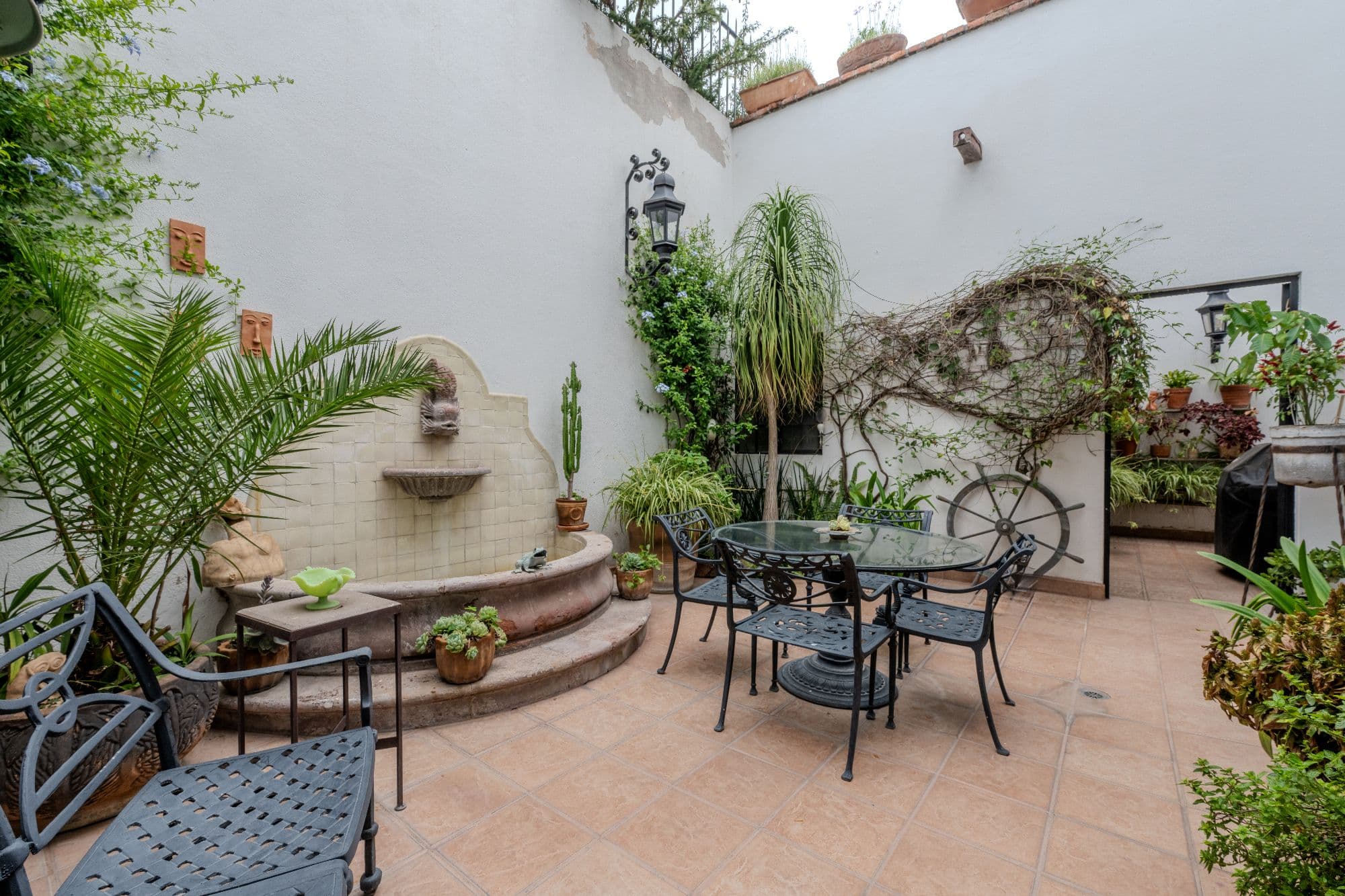 Casa De Las Máscaras — Atascadero (Arcos de San Miguel), San Miguel de Allende — photo 14 — enchanting courtyard with rustic fountain