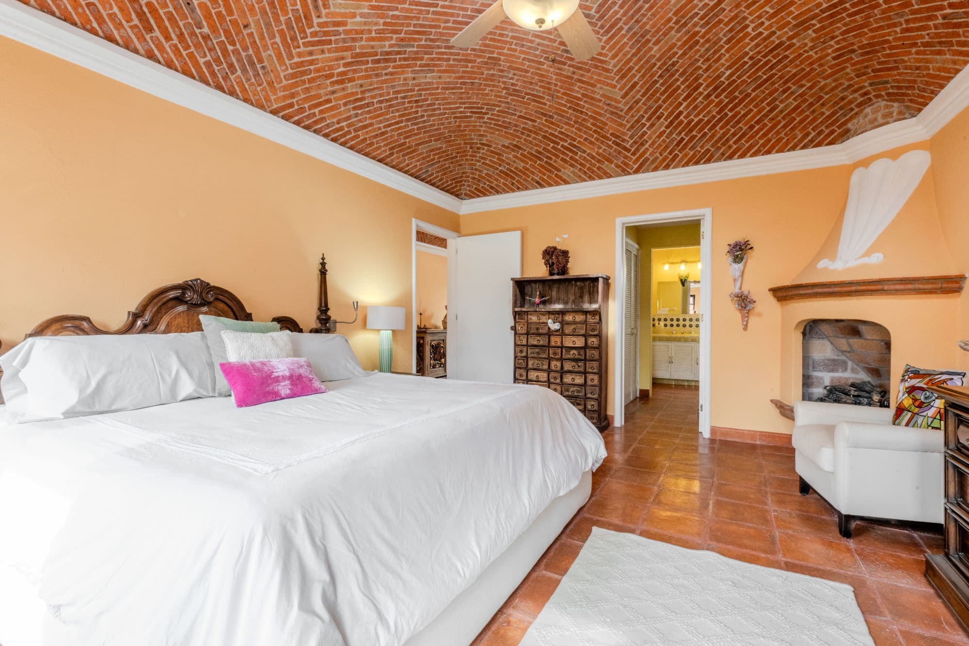Casa De Las Máscaras — Atascadero (Arcos de San Miguel), San Miguel de Allende — photo 21 — charming master suite with soaring brick ceilings