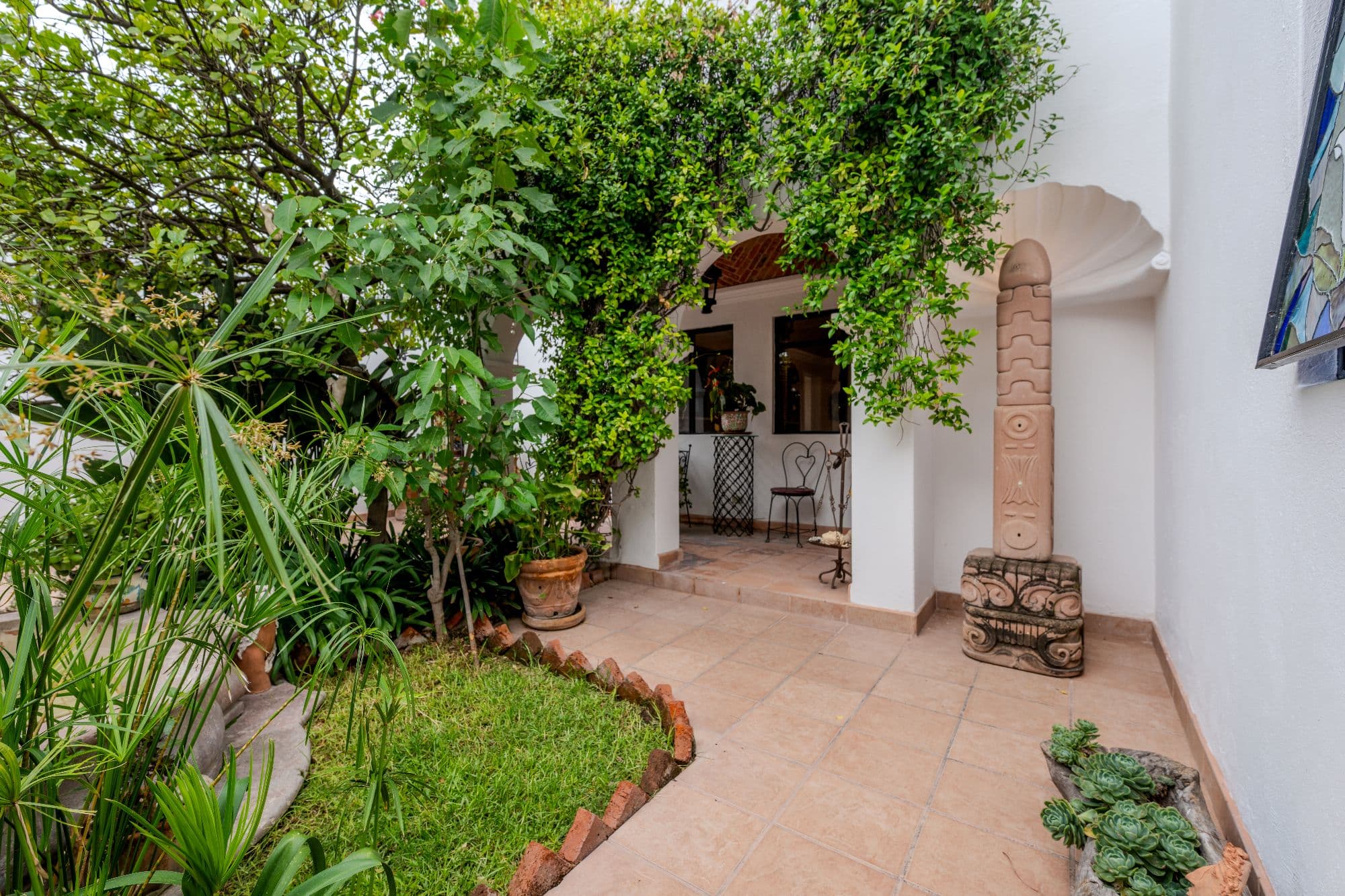 Casa De Las Máscaras — Atascadero (Arcos de San Miguel), San Miguel de Allende — photo 4 — lush ivy-draped colonial courtyard