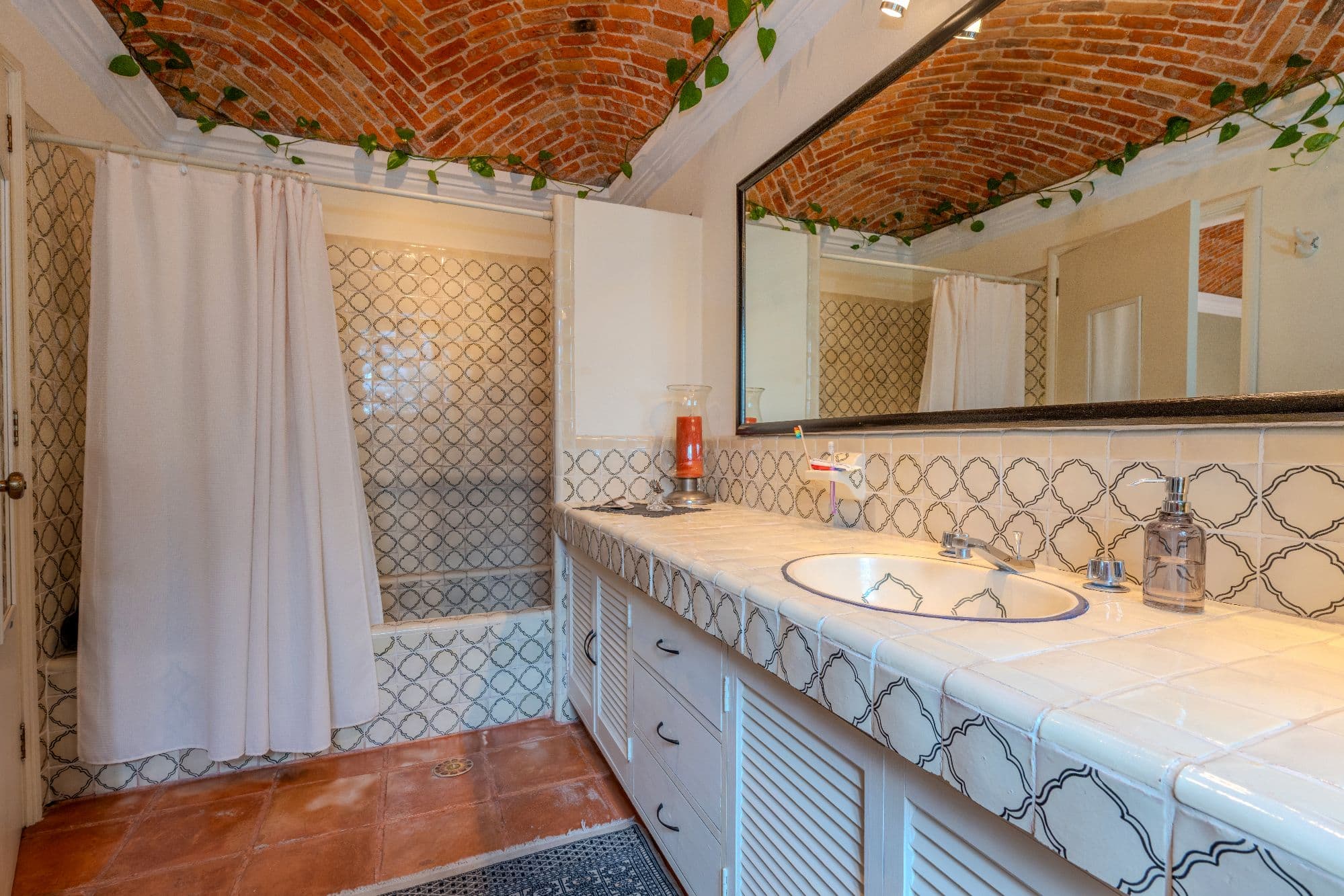 Casa De Las Máscaras — Atascadero (Arcos de San Miguel), San Miguel de Allende — photo 17 — elegant dual-sink master bath, architectural details