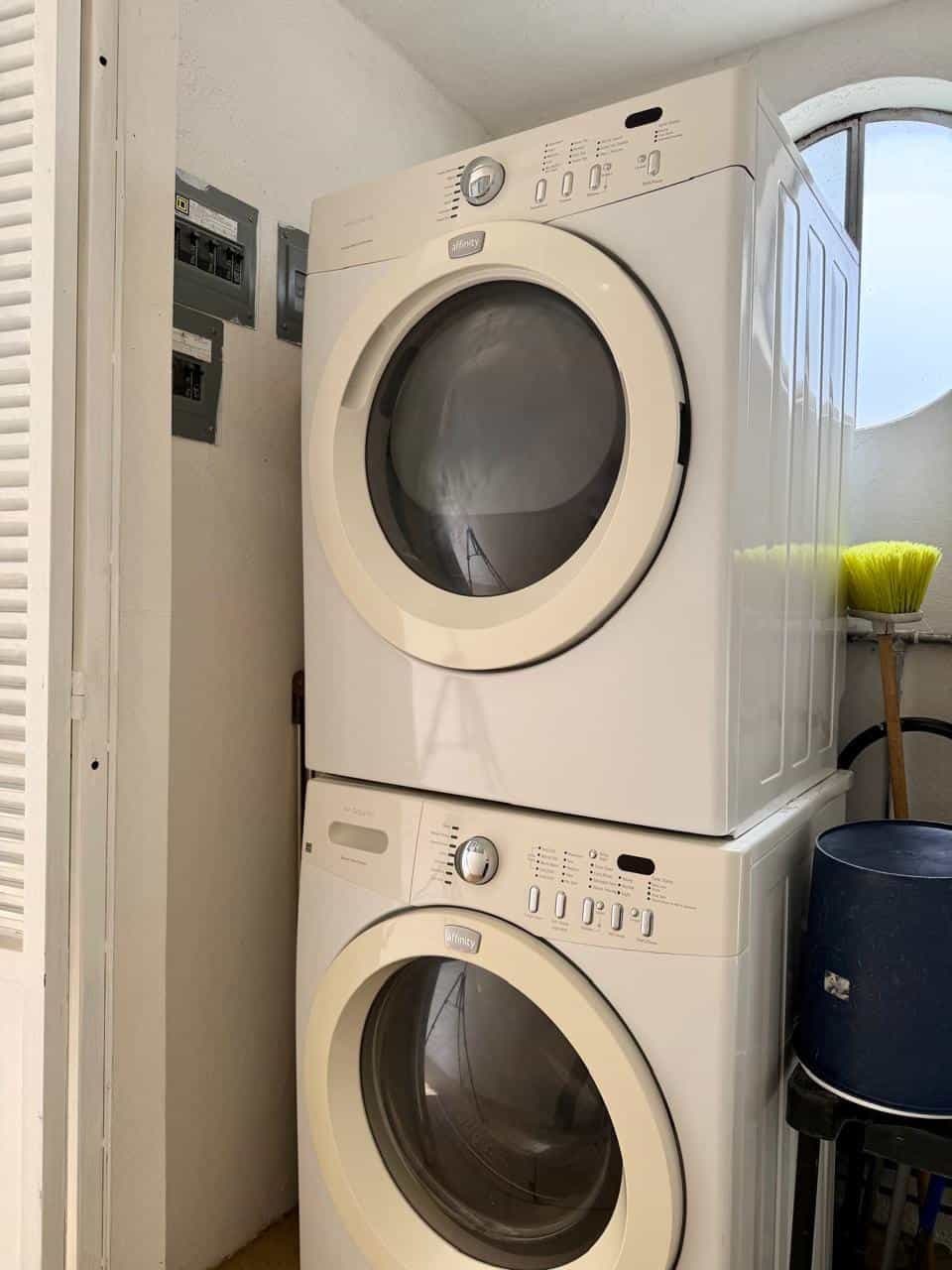 Casa Garzas — Las Brisas, San Miguel de Allende — photo 24 — bright laundry room, modern conveniences