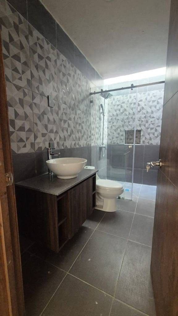 Departamento Lavanda — Zirándaro, San Miguel de Allende — photo 2 — contemporary spa-inspired master bath retreat
