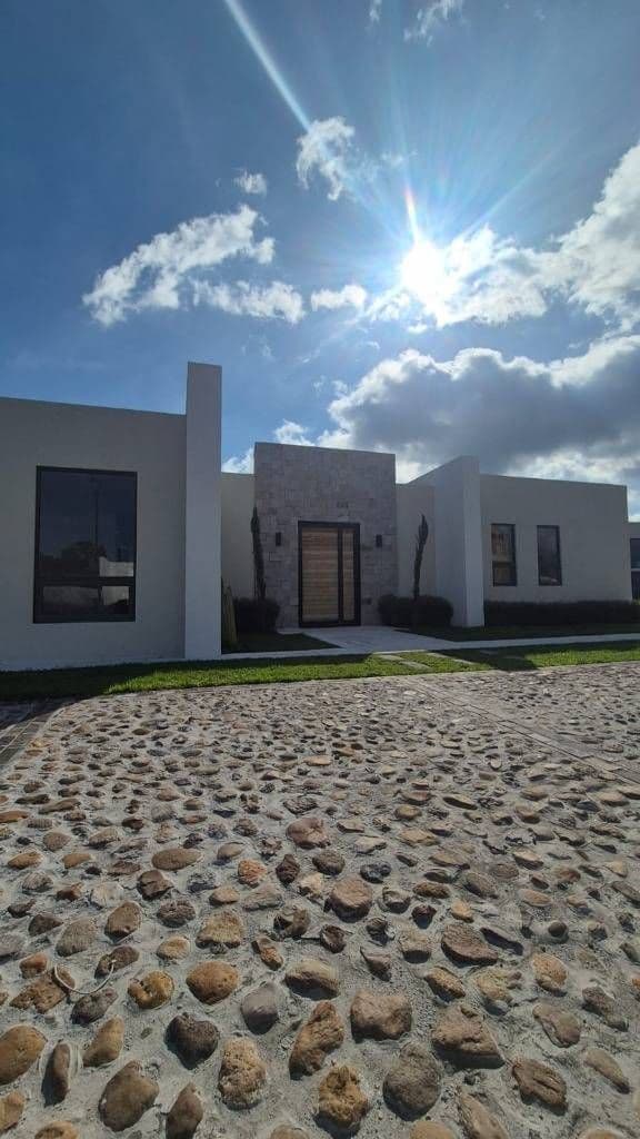 Departamento Lavanda — Zirándaro, San Miguel de Allende — photo 15 — radiant modern home, sculptural stone approach