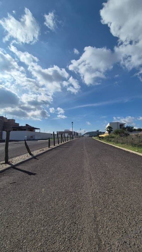 Departamento Lavanda — Zirándaro, San Miguel de Allende — photo 16 — spacious boulevard, stunning cloud-filled skies