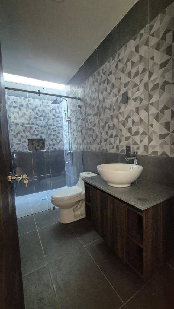 Departamento Lavanda — Zirándaro, San Miguel de Allende — photo 7 — contemporary spa-inspired ensuite bath