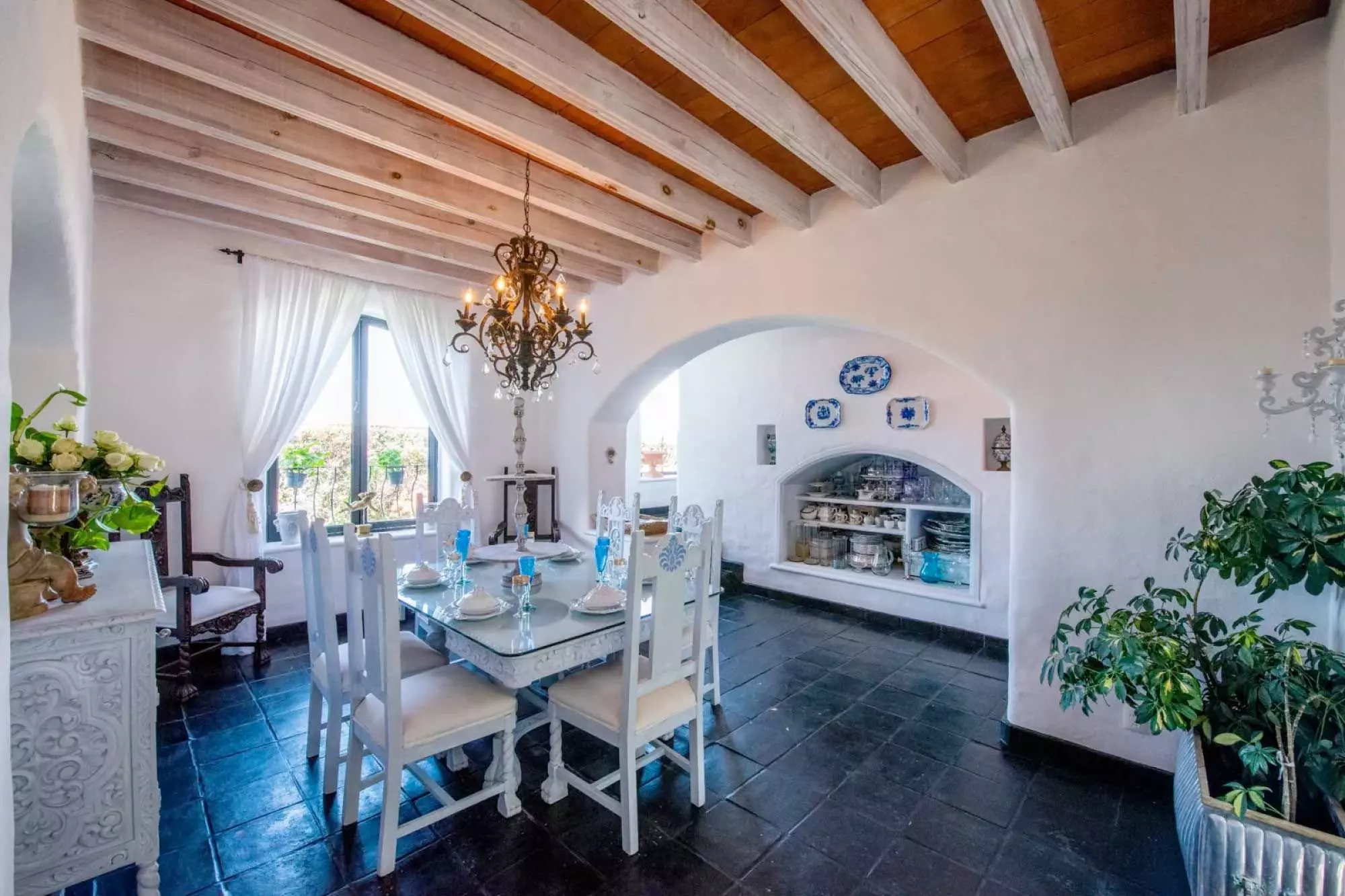 Casa Mi Besito — Atascadero (Arcos de San Miguel), San Miguel de Allende — photo 6 — elegant dining with soaring exposed beams