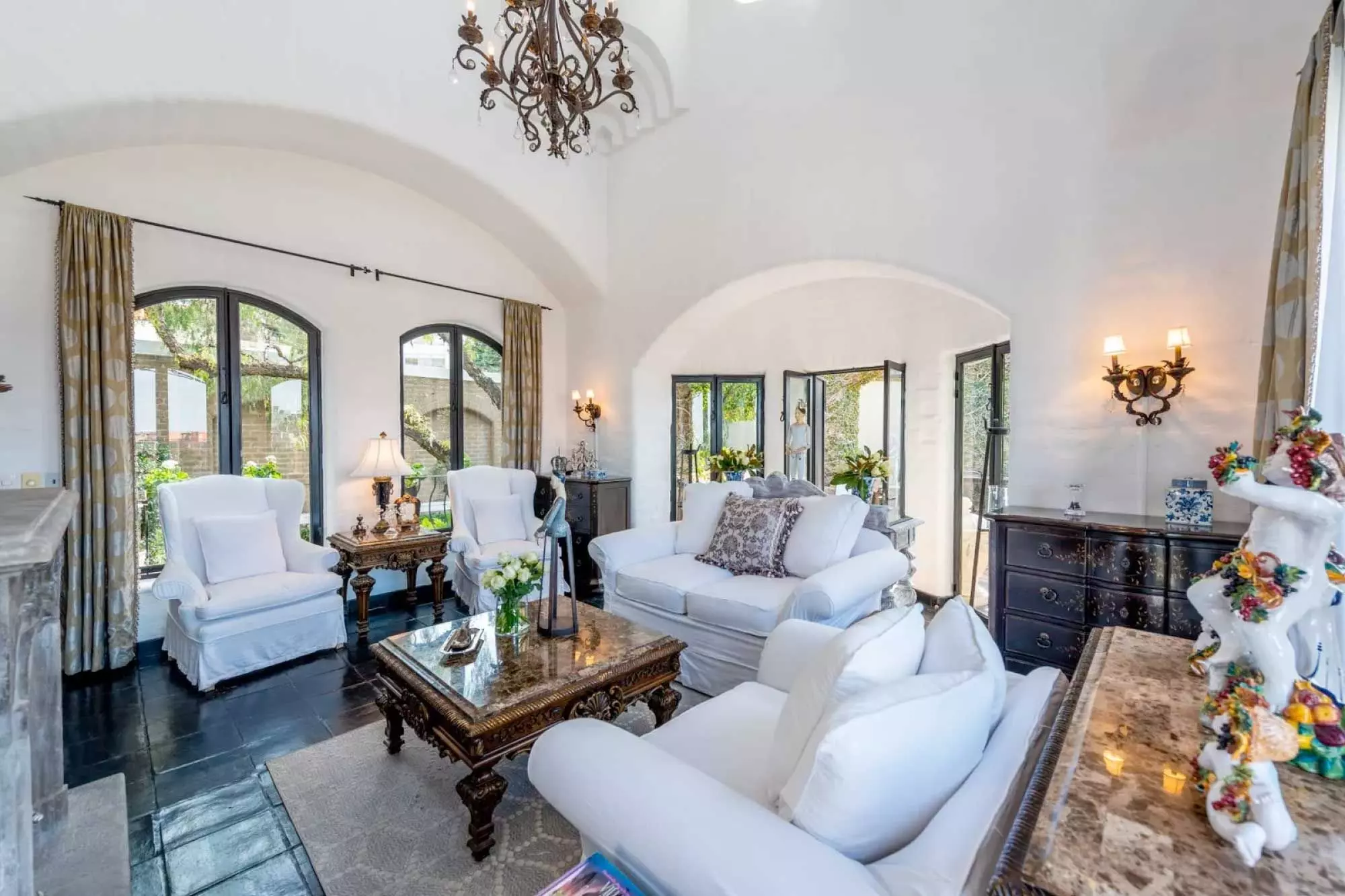 Casa Mi Besito — Atascadero (Arcos de San Miguel), San Miguel de Allende — photo 4 — elegant arched living room, luminous and refined