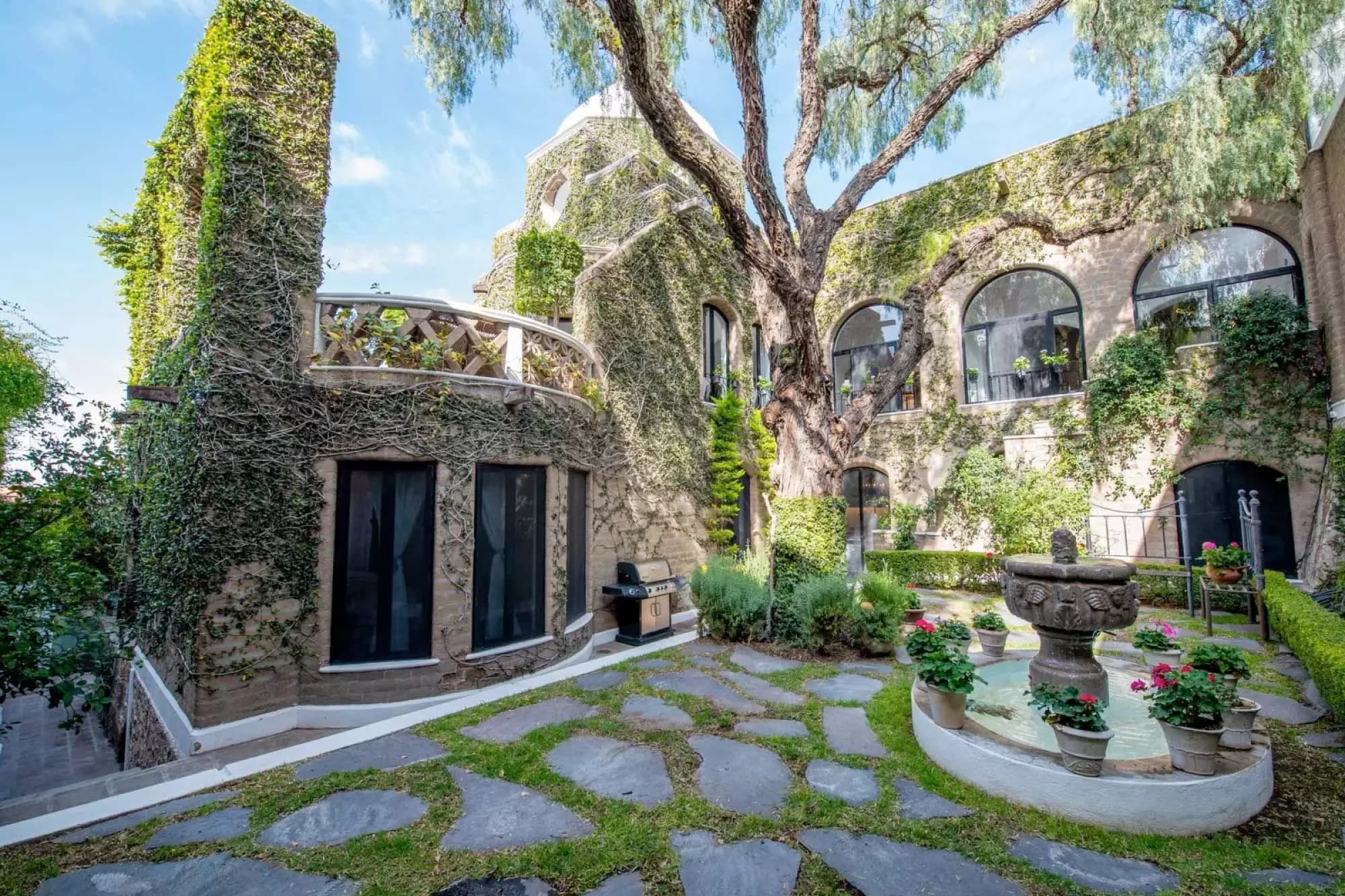 Casa Mi Besito — Atascadero (Arcos de San Miguel), San Miguel de Allende — photo 17 — enchanting courtyard, ivy-draped historic charm