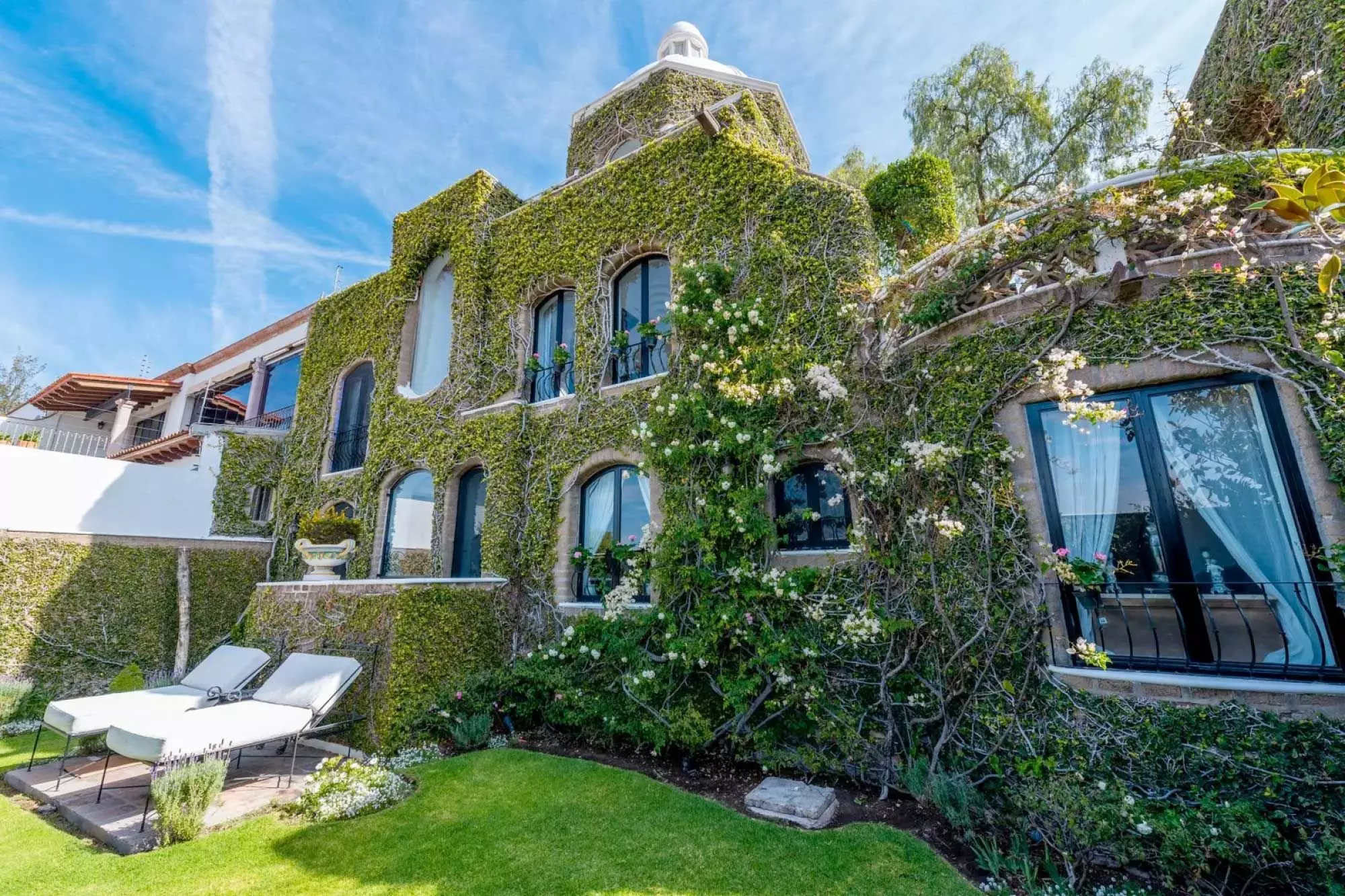 Casa Mi Besito — Atascadero (Arcos de San Miguel), San Miguel de Allende — photo 19 — ivy-draped hacienda with manicured gardens