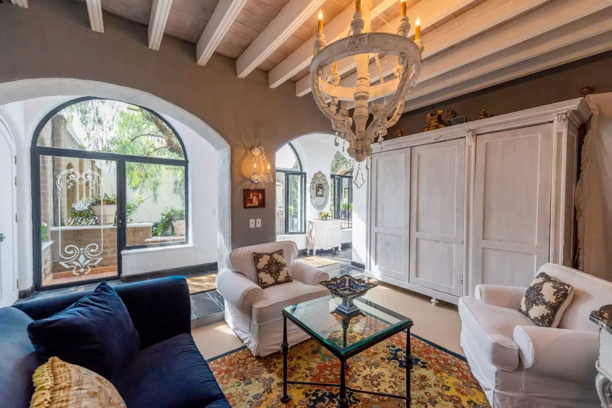 Casa Mi Besito — Atascadero (Arcos de San Miguel), San Miguel de Allende — photo 11 — luminous colonial living with architectural charm