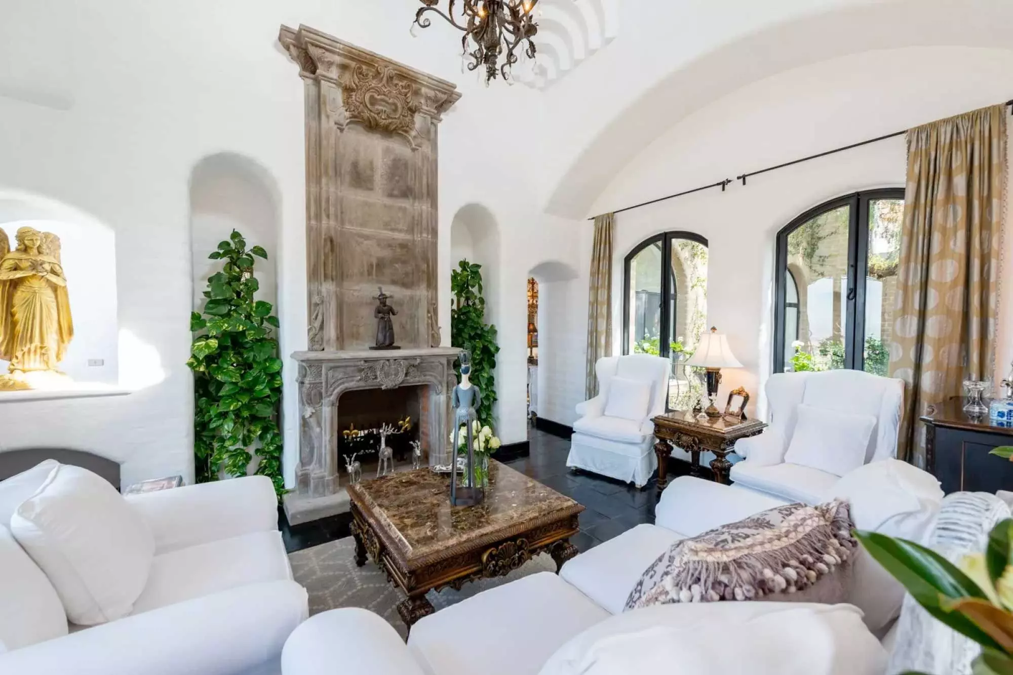 Casa Mi Besito — Atascadero (Arcos de San Miguel), San Miguel de Allende — photo 2 — elegant living room, soaring arches, fireplace