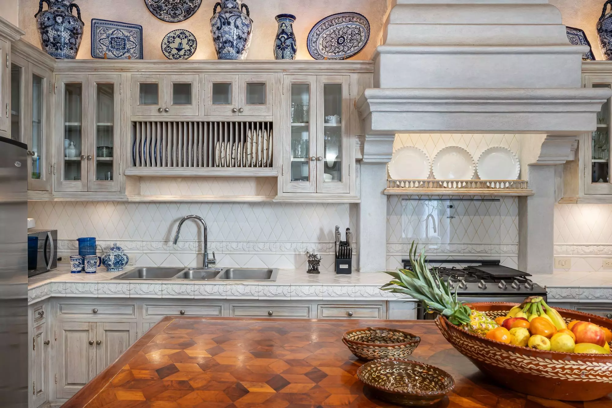 Casa Dos Casas — Guadiana, San Miguel de Allende — photo 7 — elegant european-inspired gourmet kitchen