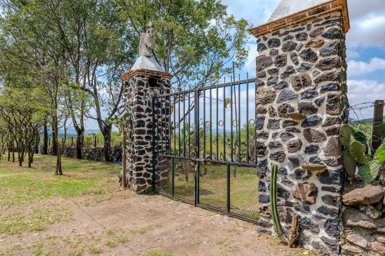 Campo Azul — San Miguel de Allende Centro, San Miguel de Allende — photo 11 — historic stone gates, panoramic countryside vistas