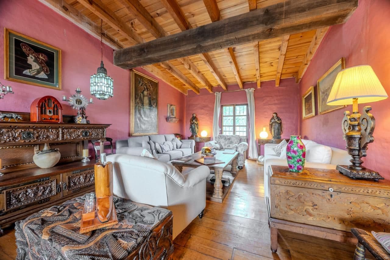 Campo Azul — San Miguel de Allende Centro, San Miguel de Allende — photo 7 — charming colonial salon with rustic beams