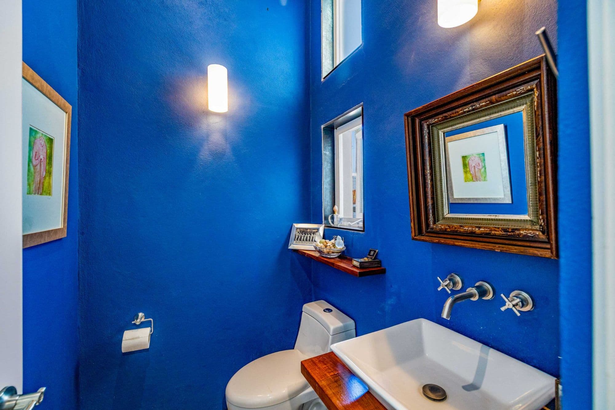 Casa Paraíso — El Paraiso, San Miguel de Allende — photo 10 — vibrant cobalt powder room elegance