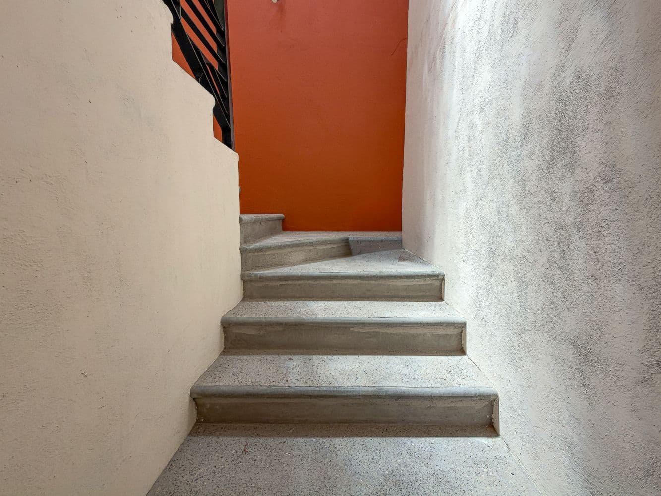 Casa Paulina — Residencial Malanquin la Mesa, San Miguel de Allende — photo 22 — charming stairwell with vibrant accent wall