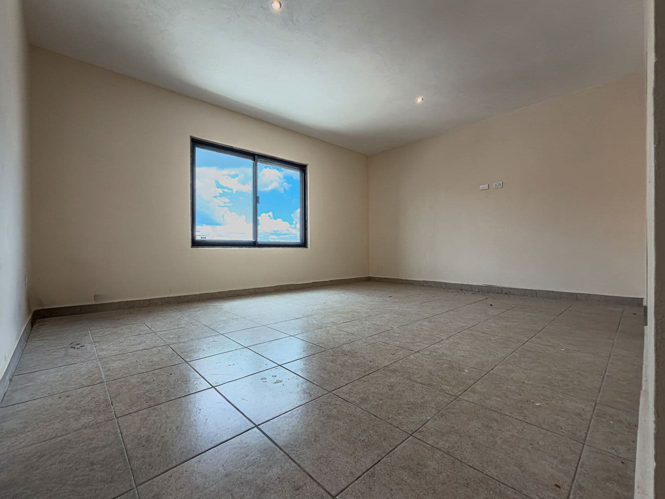 Casa Paulina — Residencial Malanquin la Mesa, San Miguel de Allende — photo 14 — serene light-filled room, panoramic sky views