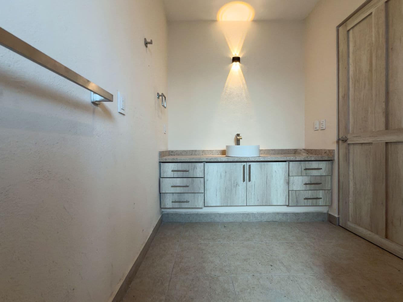 Casa Paulina — Residencial Malanquin la Mesa, San Miguel de Allende — photo 17 — luminous spa-inspired master bath