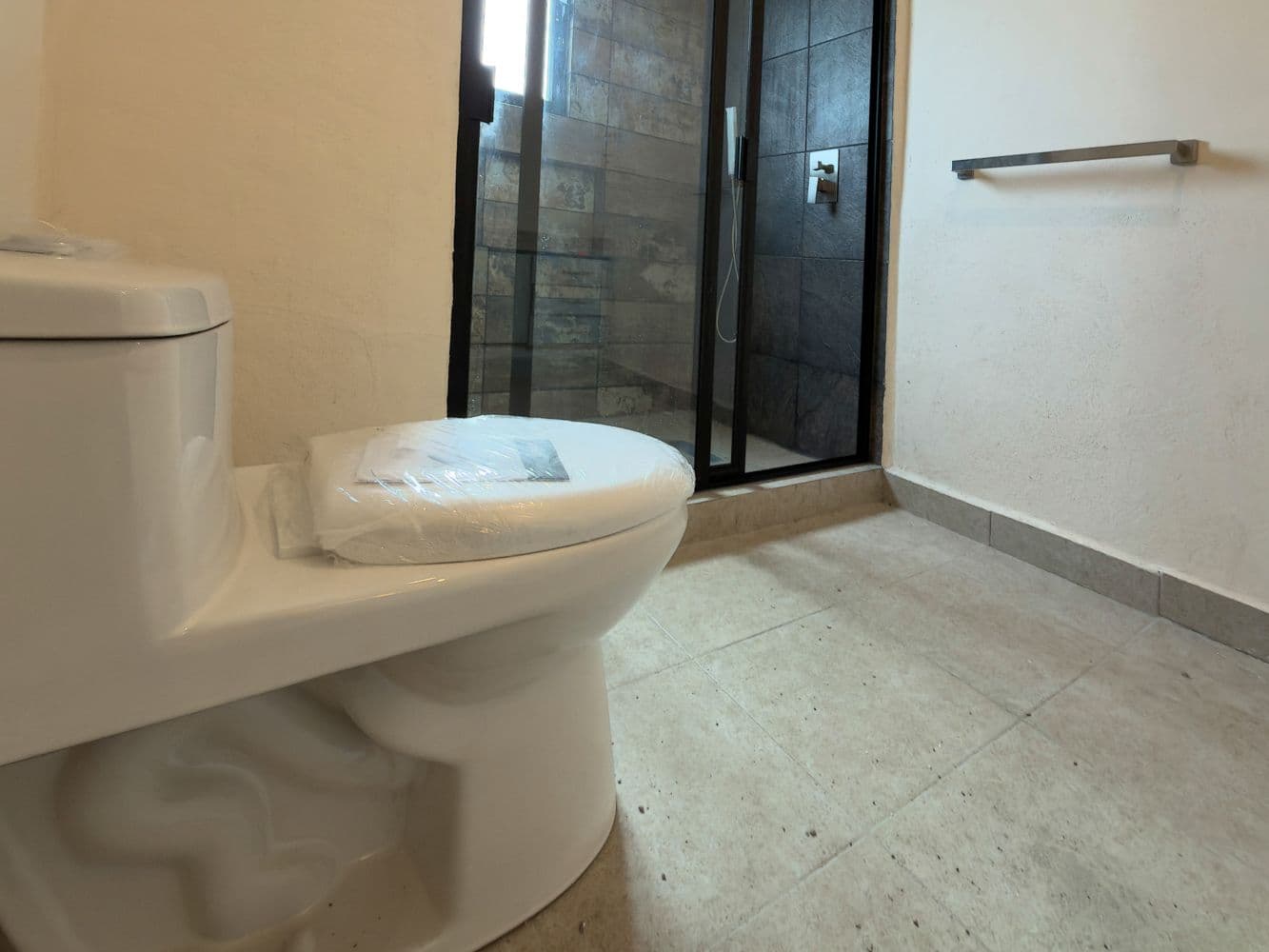 Casa Paulina — Residencial Malanquin la Mesa, San Miguel de Allende — photo 16 — modern spa-inspired ensuite bathroom
