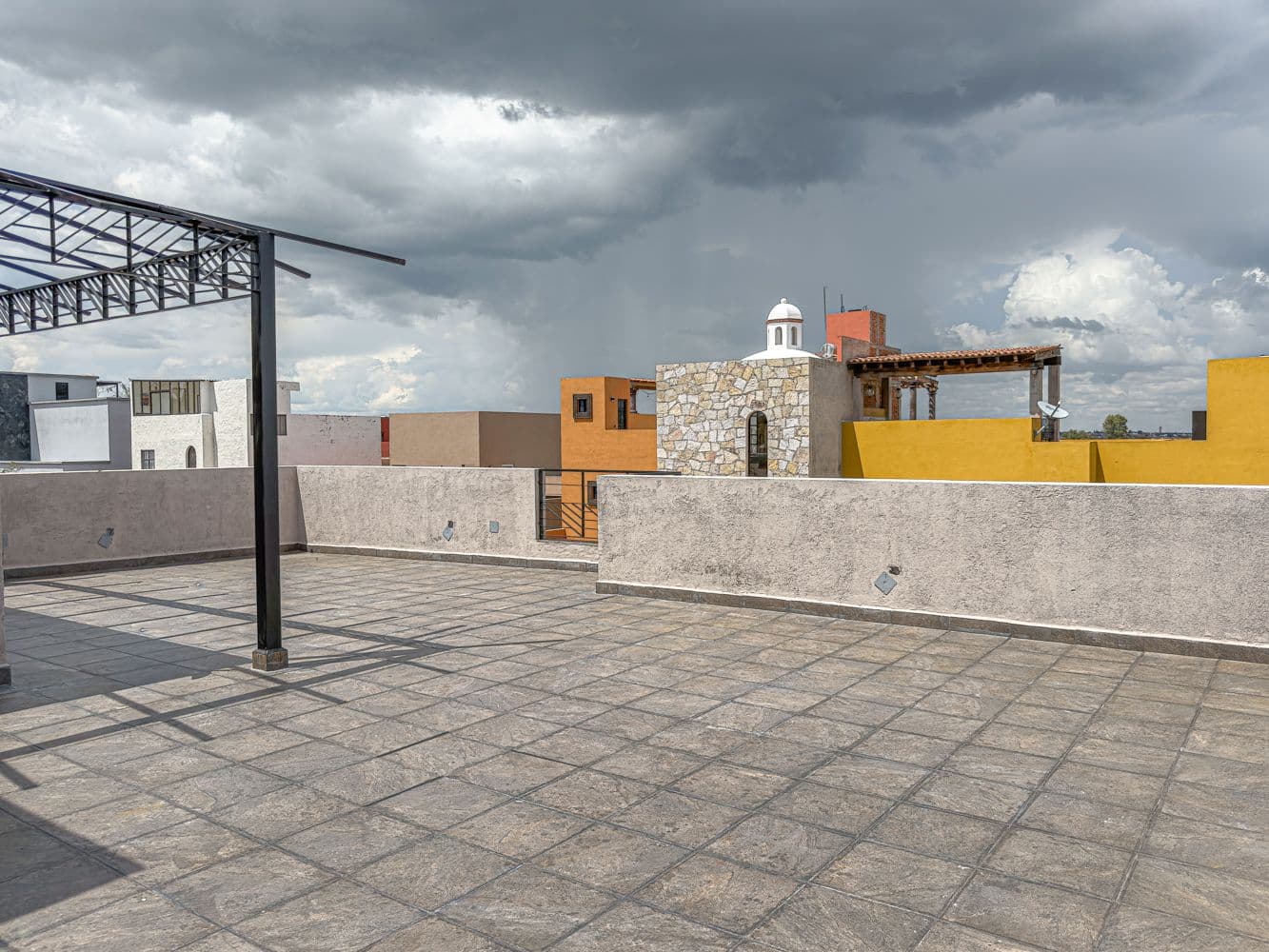 Casa Paulina — Residencial Malanquin la Mesa, San Miguel de Allende — photo 25 — expansive rooftop terrace with dramatic sky views