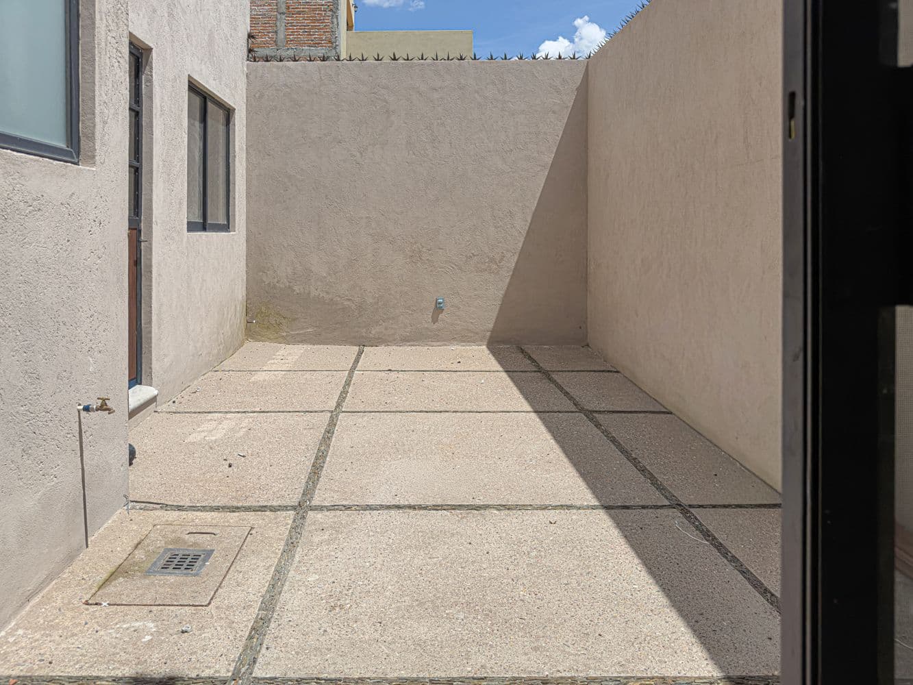 Casa Paulina — Residencial Malanquin la Mesa, San Miguel de Allende — photo 11 — pristine courtyard, abundant natural light