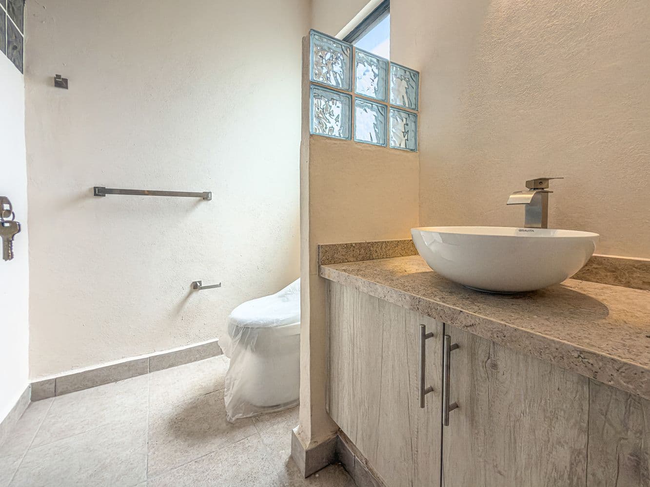 Casa Paulina — Residencial Malanquin la Mesa, San Miguel de Allende — photo 20 — contemporary spa-inspired bathroom retreat