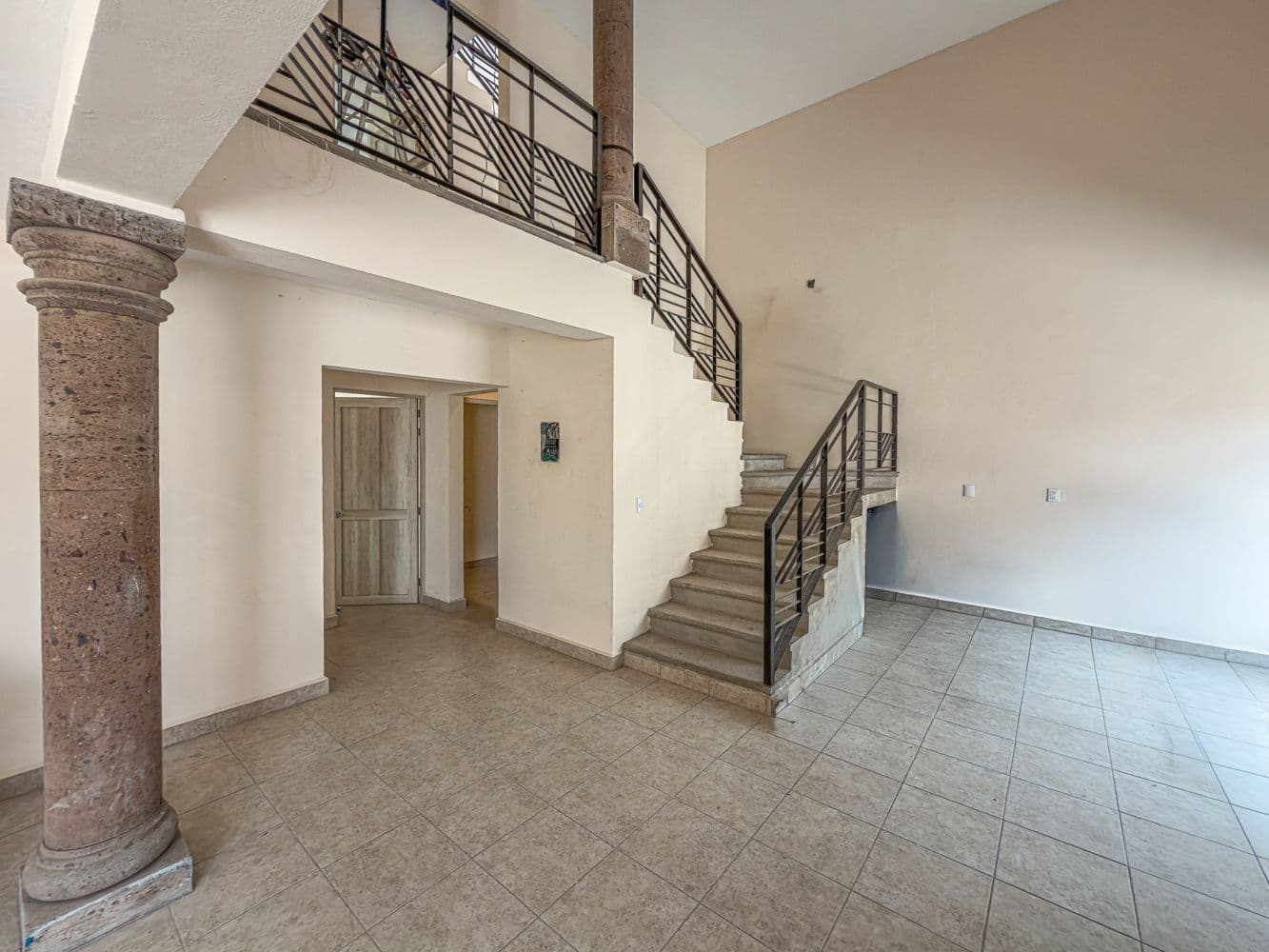 Casa Paulina — Residencial Malanquin la Mesa, San Miguel de Allende — photo 6 — soaring mezzanine, architectural character