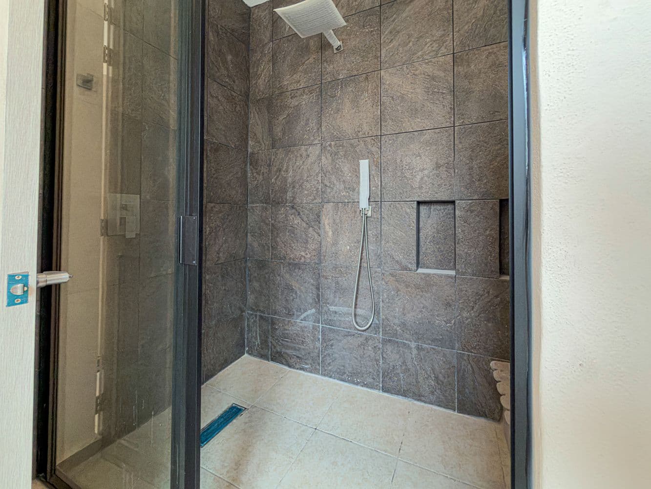 Casa Paulina — Residencial Malanquin la Mesa, San Miguel de Allende — photo 9 — contemporary spa-inspired ensuite shower