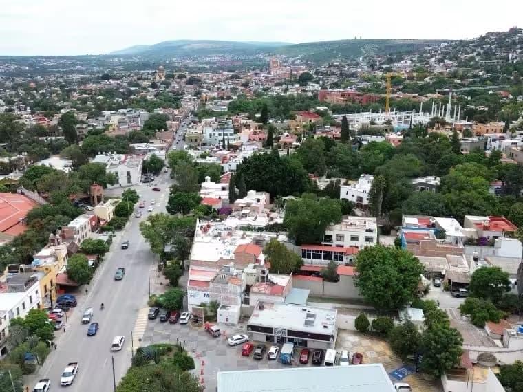 Plaza de Ancha — Guadiana, San Miguel de Allende — photo 3 — verdant hillside vista, charming colonial town