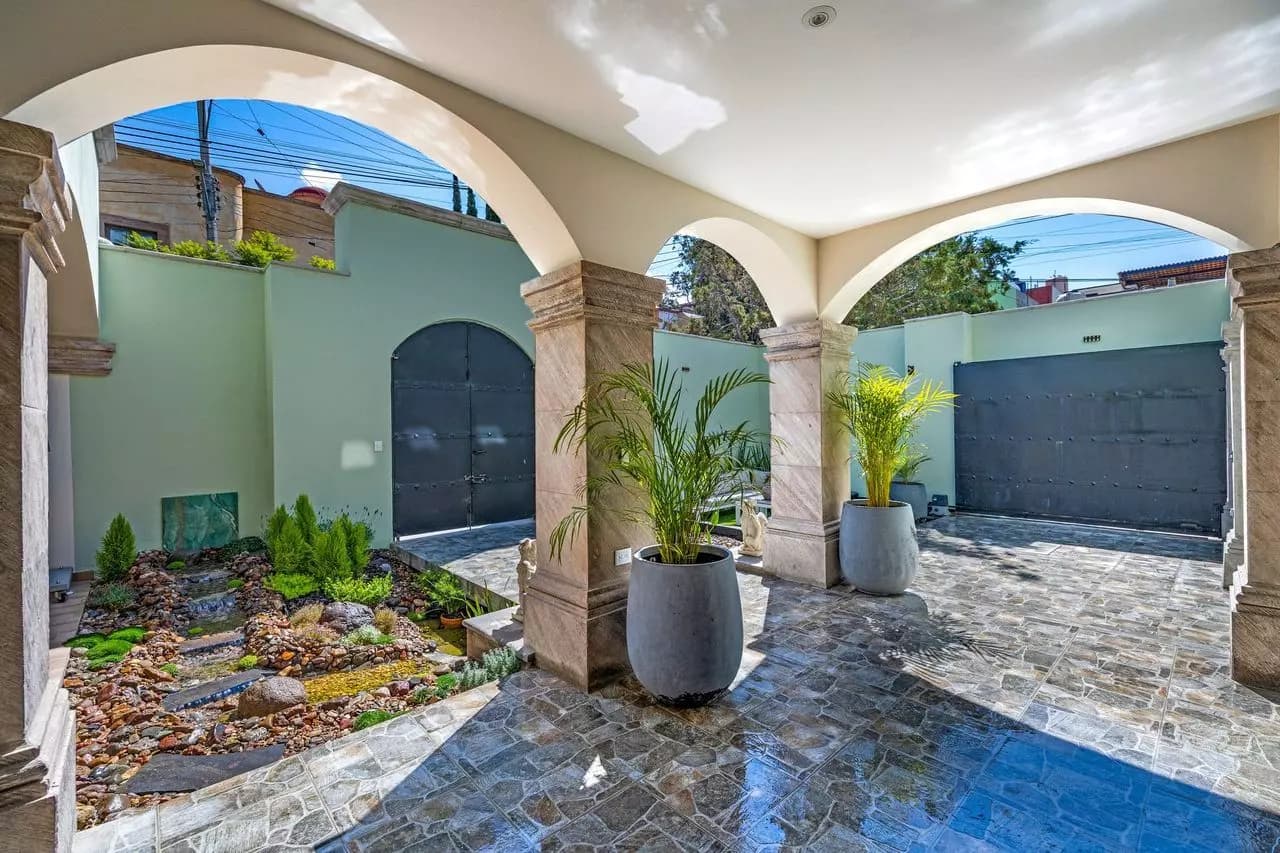 Casa Angel — La Lejona, San Miguel de Allende — photo 5 — elegant courtyard with soaring arches