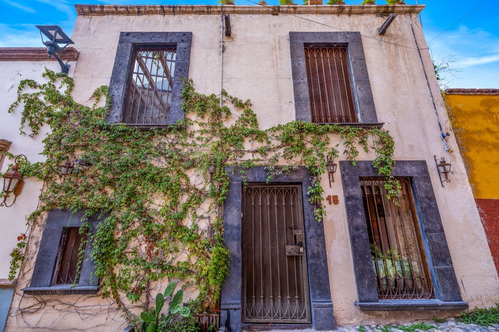 Casa Entresueño — Centro, San Miguel de Allende — photo 2 — charming colonial facade with ivy-draped walls