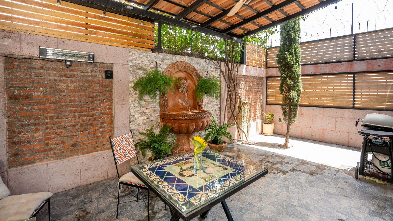 Casa de Tomas — La Lomita, San Miguel de Allende — photo 10 — charming courtyard with artistic heritage details