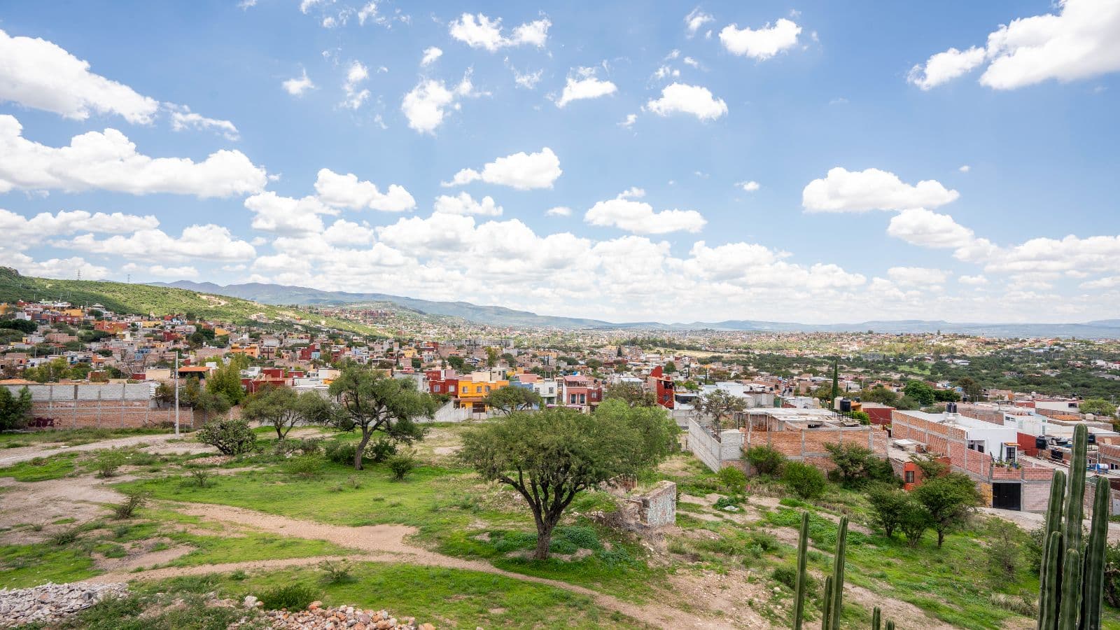 Casa de Tomas — La Lomita, San Miguel de Allende — photo 25 — panoramic valley views, vibrant hillside community