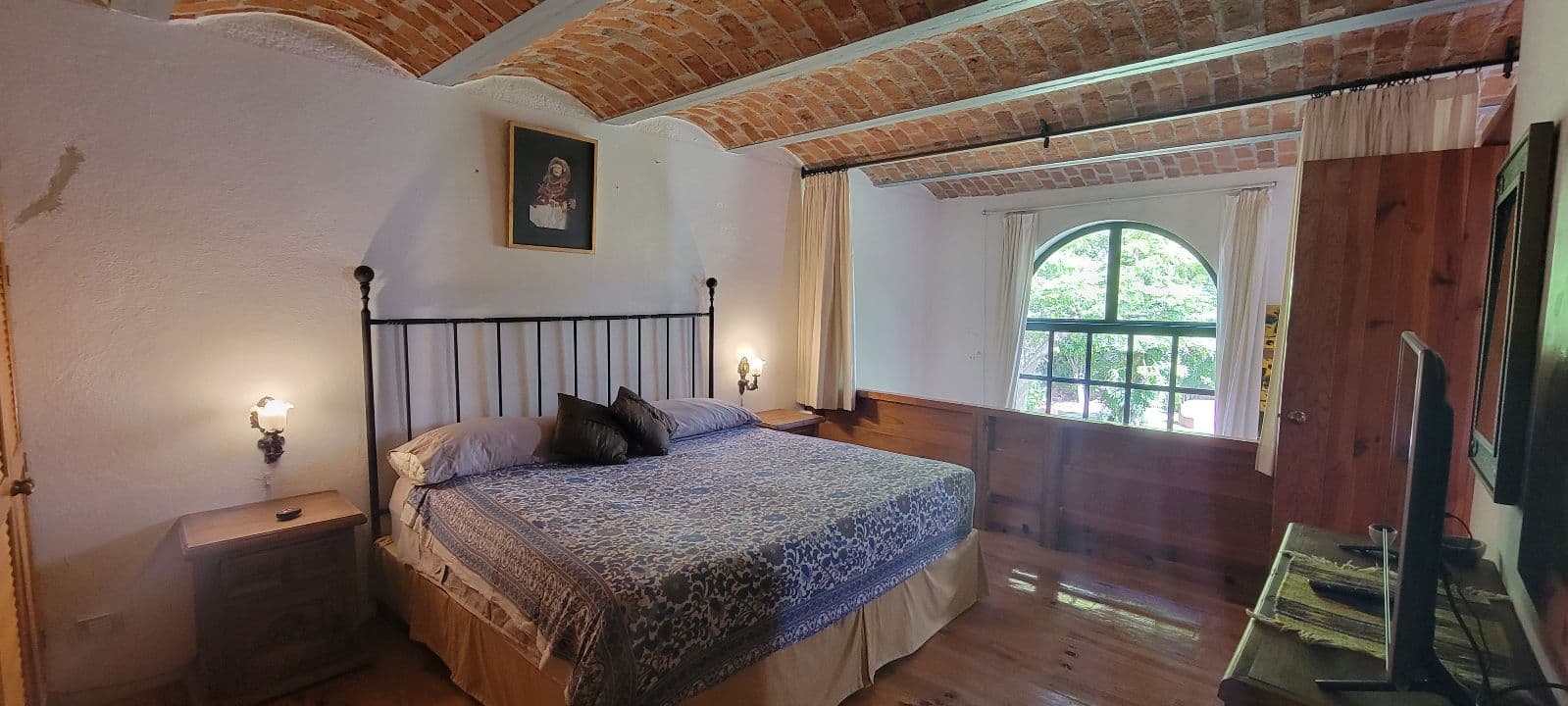 Casa Tucevich — El Obraje, San Miguel de Allende — photo 19 — rustic-chic bedroom with soaring timber beams