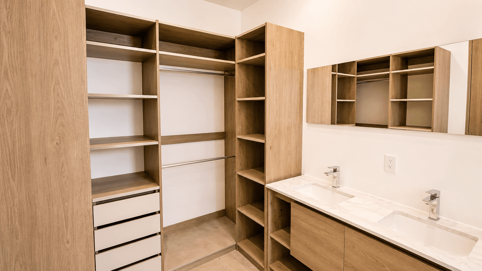 Penthouse Punta del Cielo — La Lejona, San Miguel de Allende — photo 3 — spa-like master bath with custom cabinetry
