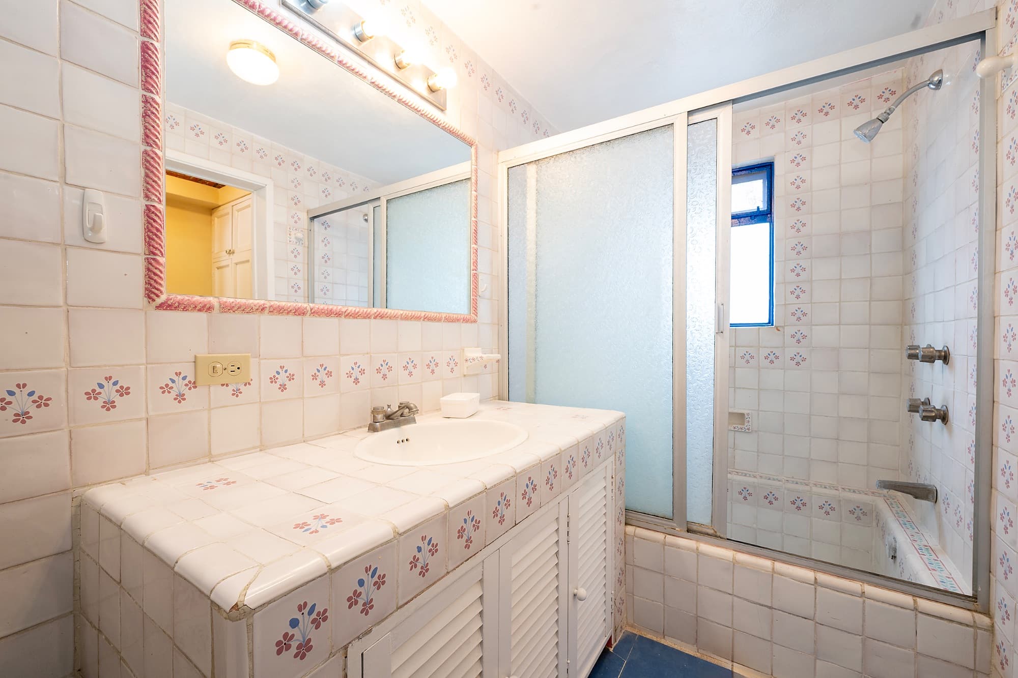 Casa Actriz — La Lejona, San Miguel de Allende — photo 8 — charming vintage bathroom with decorative tilework