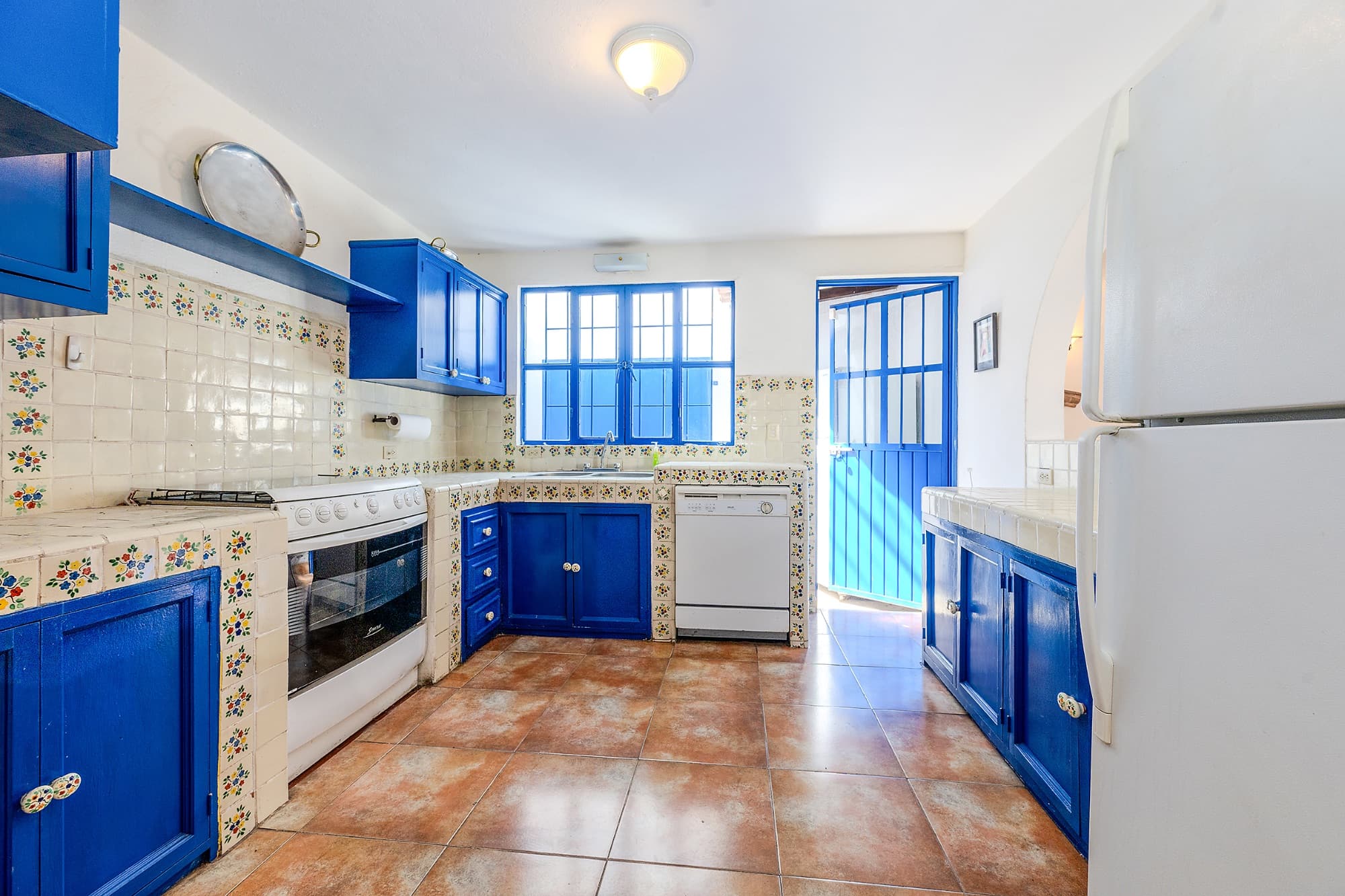 Casa Actriz — La Lejona, San Miguel de Allende — photo 5 — charming traditional mexican kitchen, bright and spacious
