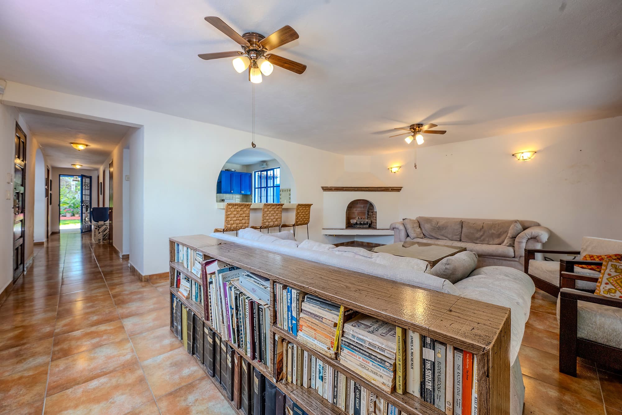 Casa Actriz — La Lejona, San Miguel de Allende — photo 10 — spacious living room with architectural charm