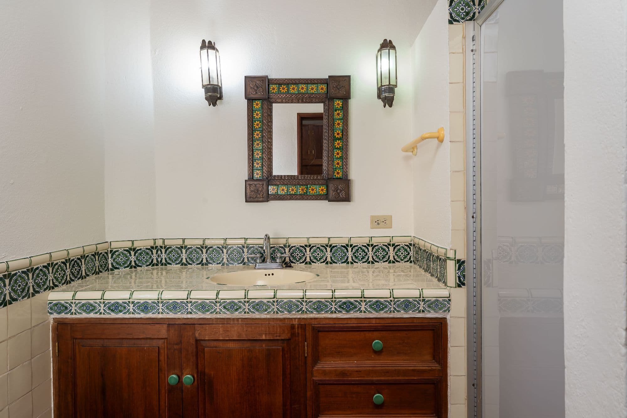 Casa Hidden Nook — San Antonio, San Miguel de Allende — photo 22 — authentic mexican colonial bathroom elegance