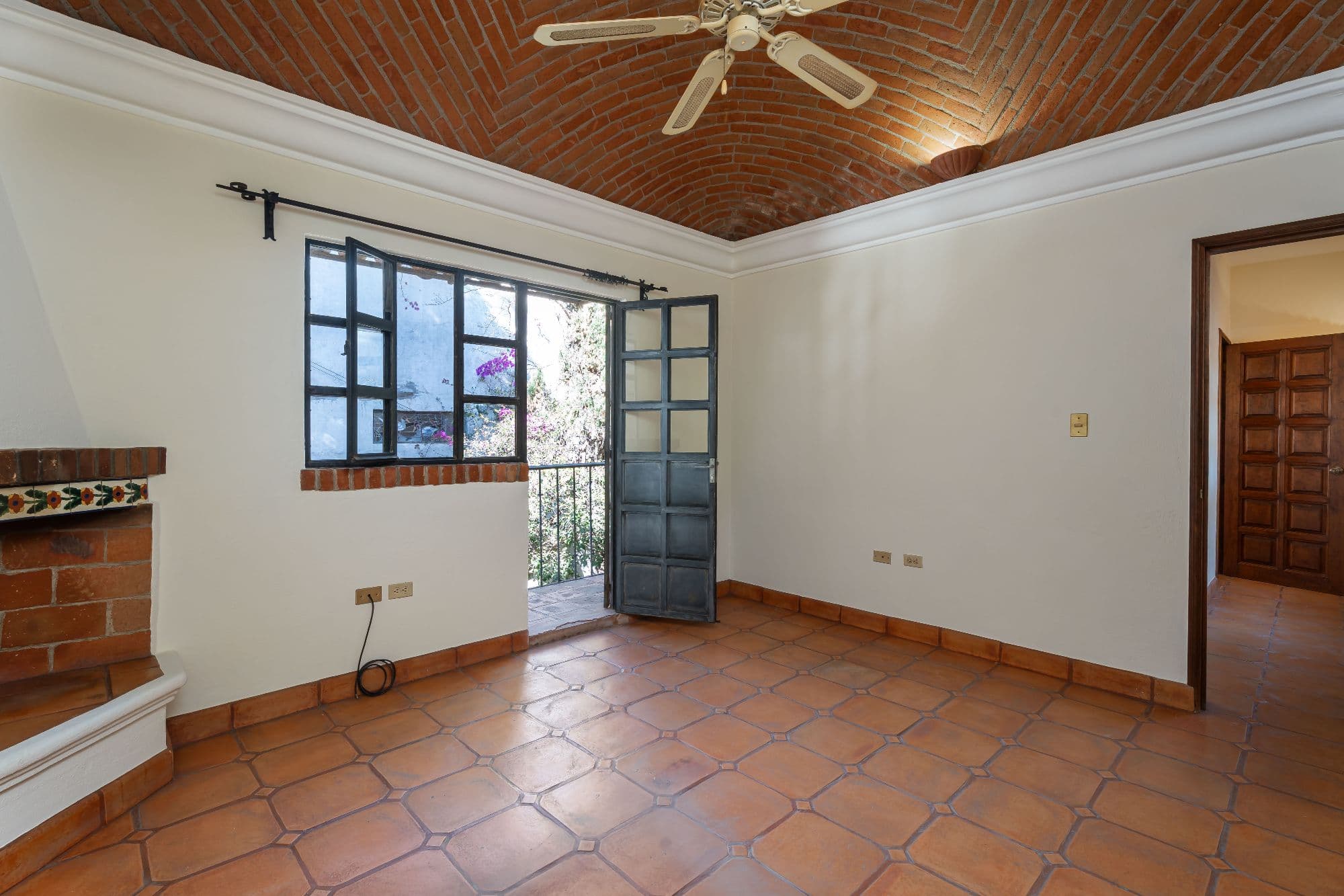 Casa Hidden Nook — San Antonio, San Miguel de Allende — photo 21 — luminous colonial room, charming terracotta floors