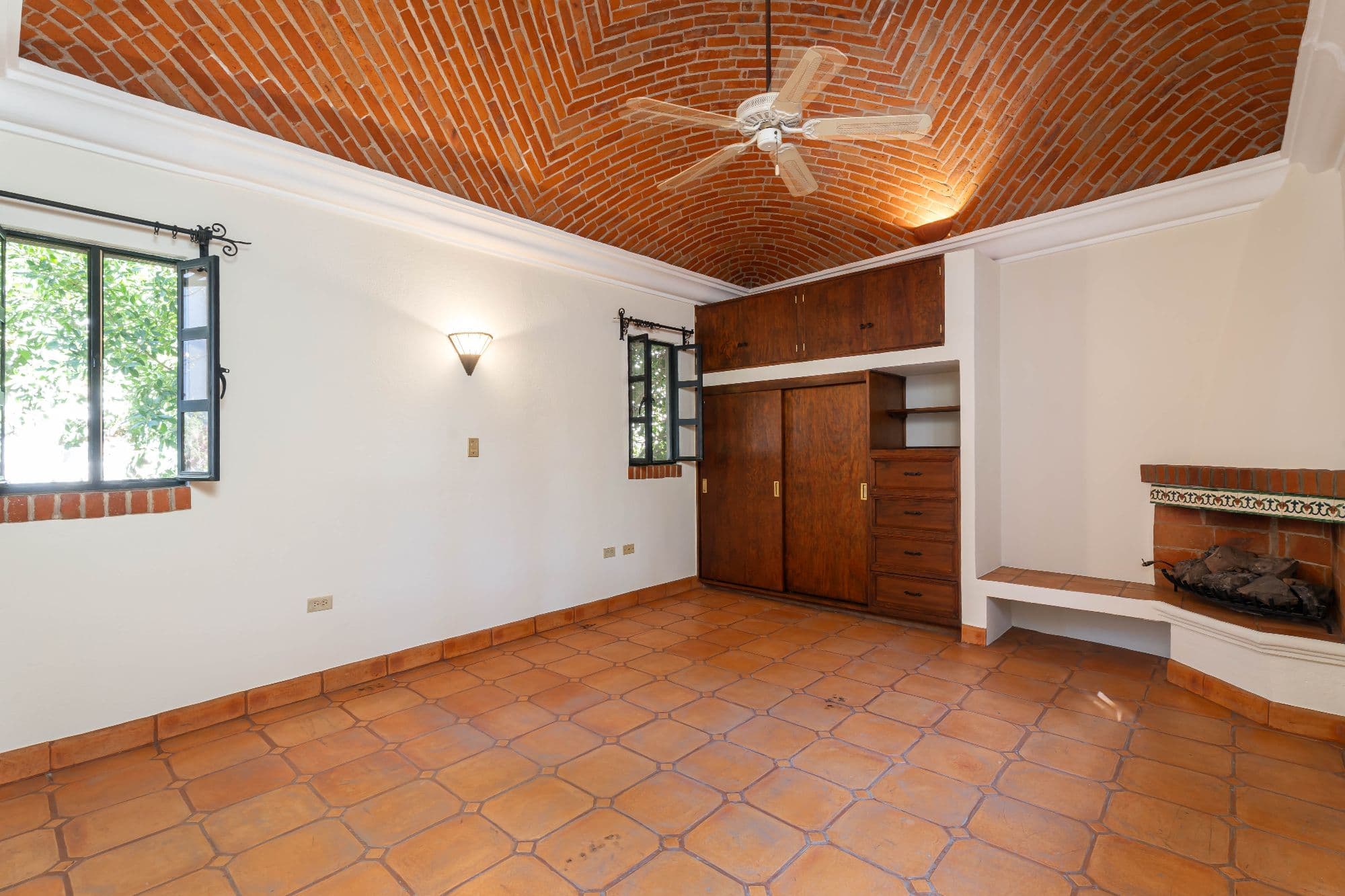 Casa Hidden Nook — San Antonio, San Miguel de Allende — photo 23 — authentic brick ceiling, luminous interior space