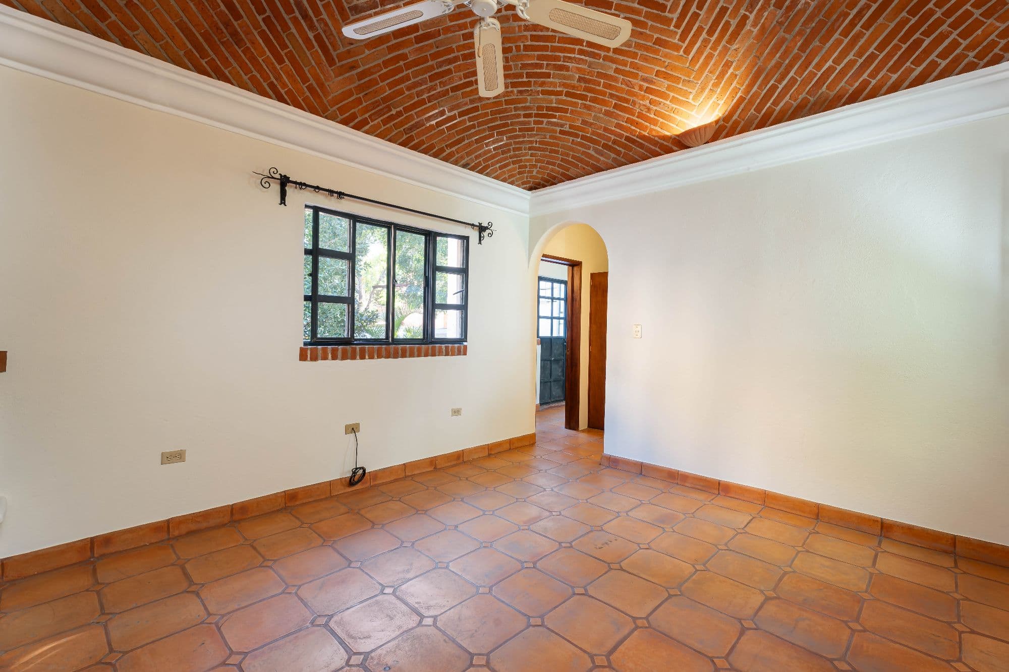 Casa Hidden Nook — San Antonio, San Miguel de Allende — photo 27 — luminous room, handcrafted brick ceiling