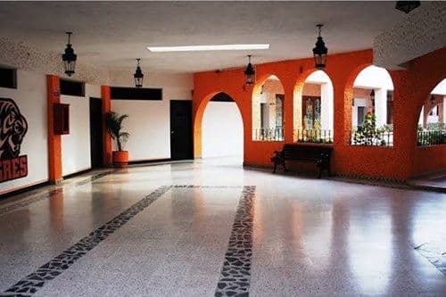 Locales comerciales Plaza Real del Conde — Atascadero (Arcos de San Miguel), San Miguel de Allende — photo 2 — vibrant colonial space, soaring arched ceilings