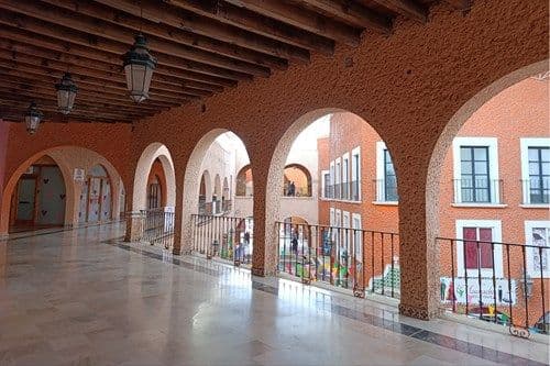 Locales comerciales Plaza Real del Conde — Atascadero (Arcos de San Miguel), San Miguel de Allende — photo 3 — graceful arches, luminous colonial courtyard