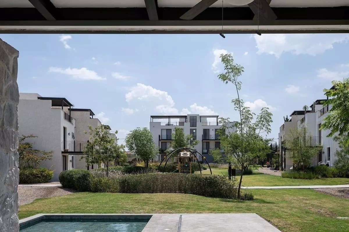 Casa Alegria — Atascadero (Arcos de San Miguel), San Miguel de Allende — photo 6 — contemporary courtyard with resort-style amenities