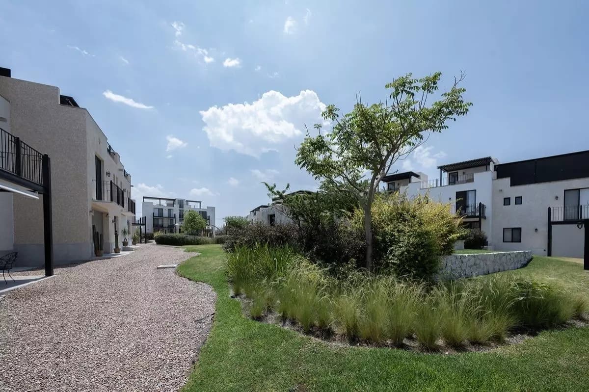 Casa Alegria — Atascadero (Arcos de San Miguel), San Miguel de Allende — photo 11 — serene courtyard, contemporary architectural elegance