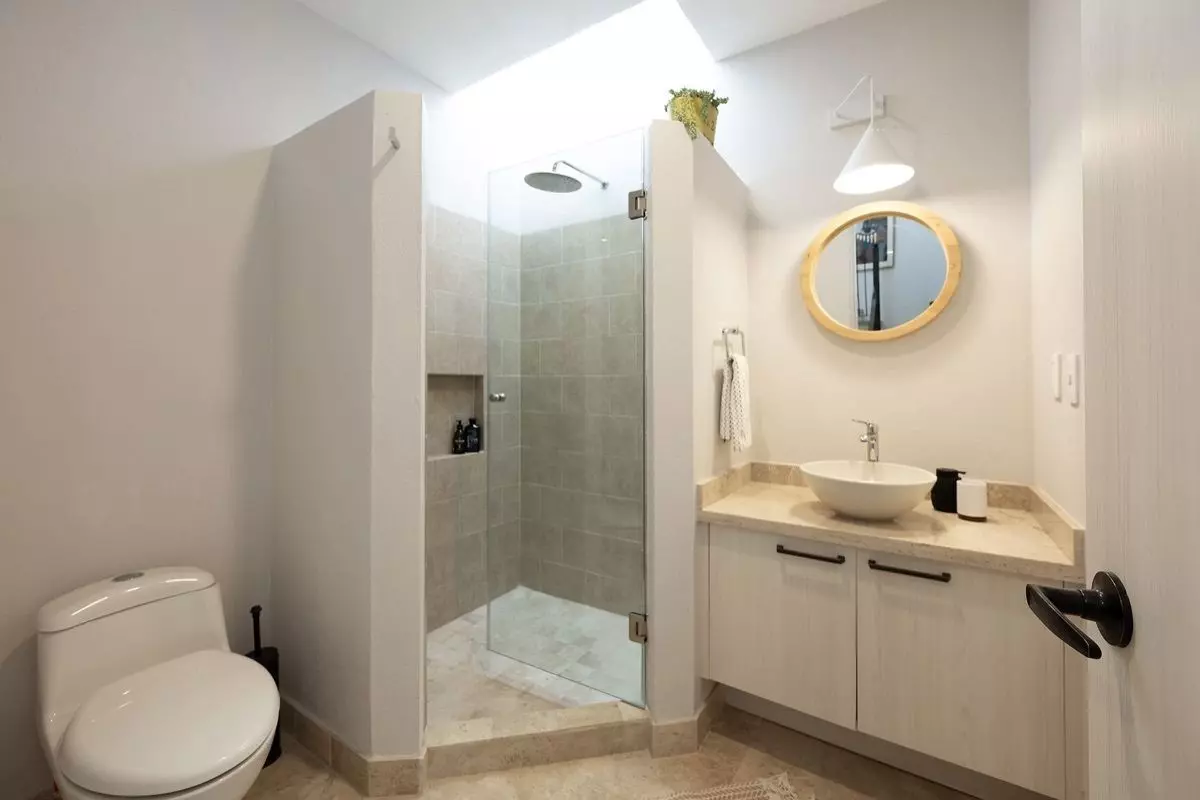 Casa Alegria — Atascadero (Arcos de San Miguel), San Miguel de Allende — photo 12 — spa-inspired ensuite with luminous elegance