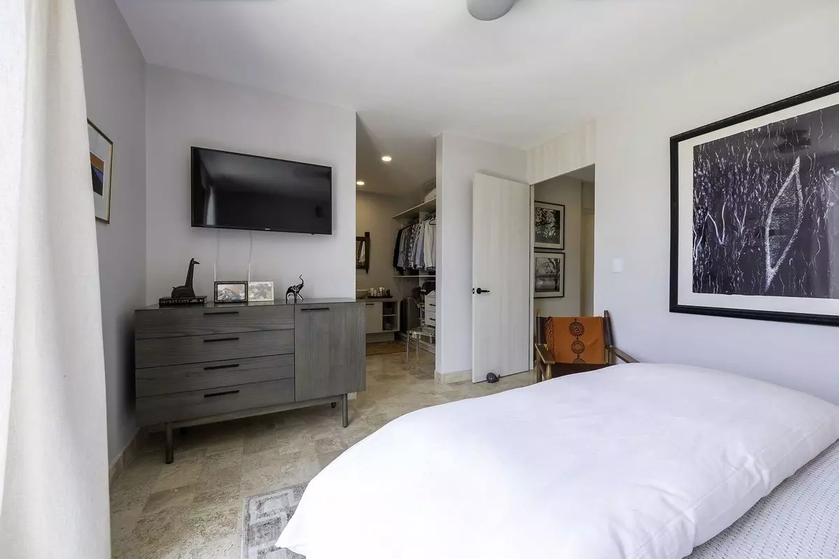 Casa Alegria — Atascadero (Arcos de San Miguel), San Miguel de Allende — photo 13 — contemporary master suite with spa-like sophistication