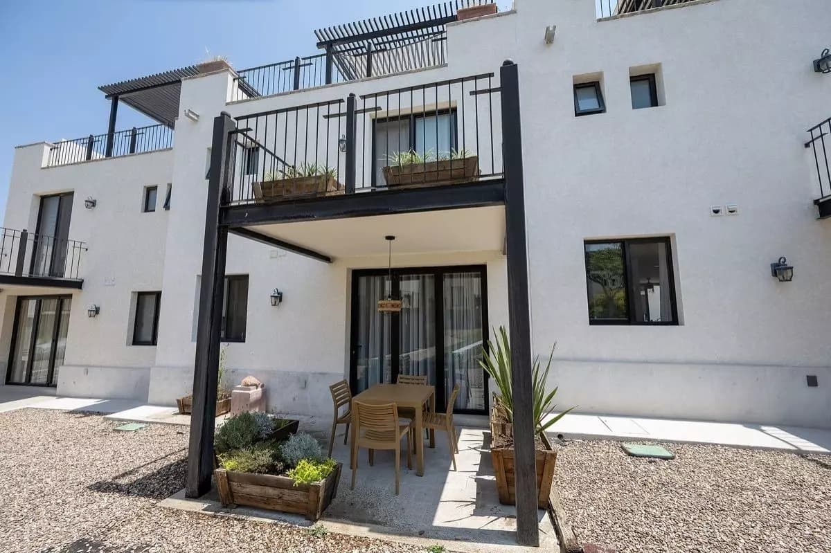 Casa Alegria — Atascadero (Arcos de San Miguel), San Miguel de Allende — photo 15 — contemporary patio with soaring steel pergola