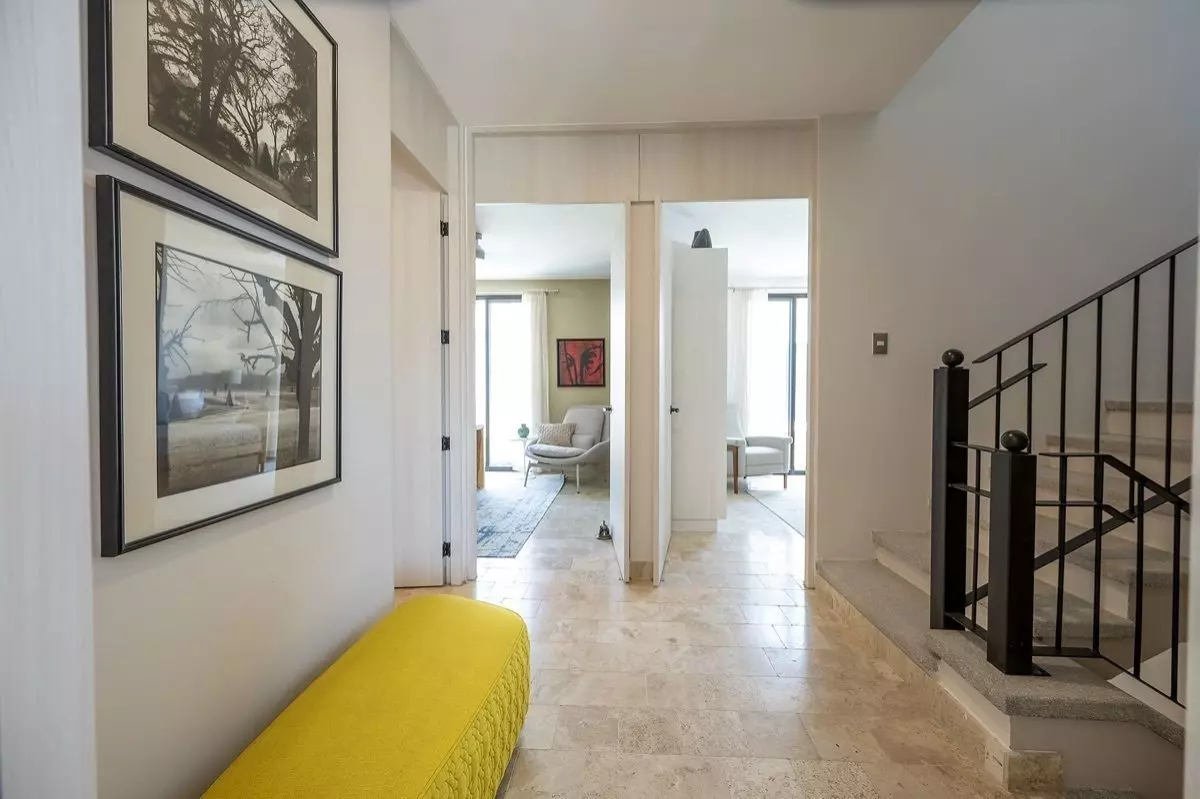 Casa Alegria — Atascadero (Arcos de San Miguel), San Miguel de Allende — photo 22 — bright gallery hallway, contemporary elegance